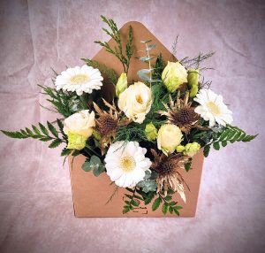 Envelope arrangement cream and gold